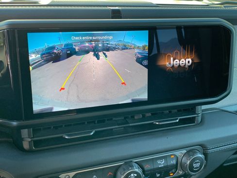 Used 2025 Jeep Wrangler Sahara image 17