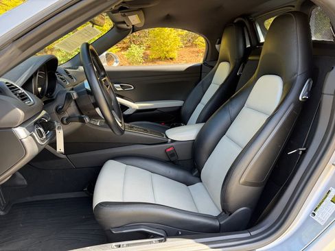 Used 2019 Porsche 718 Boxster RWD image 16