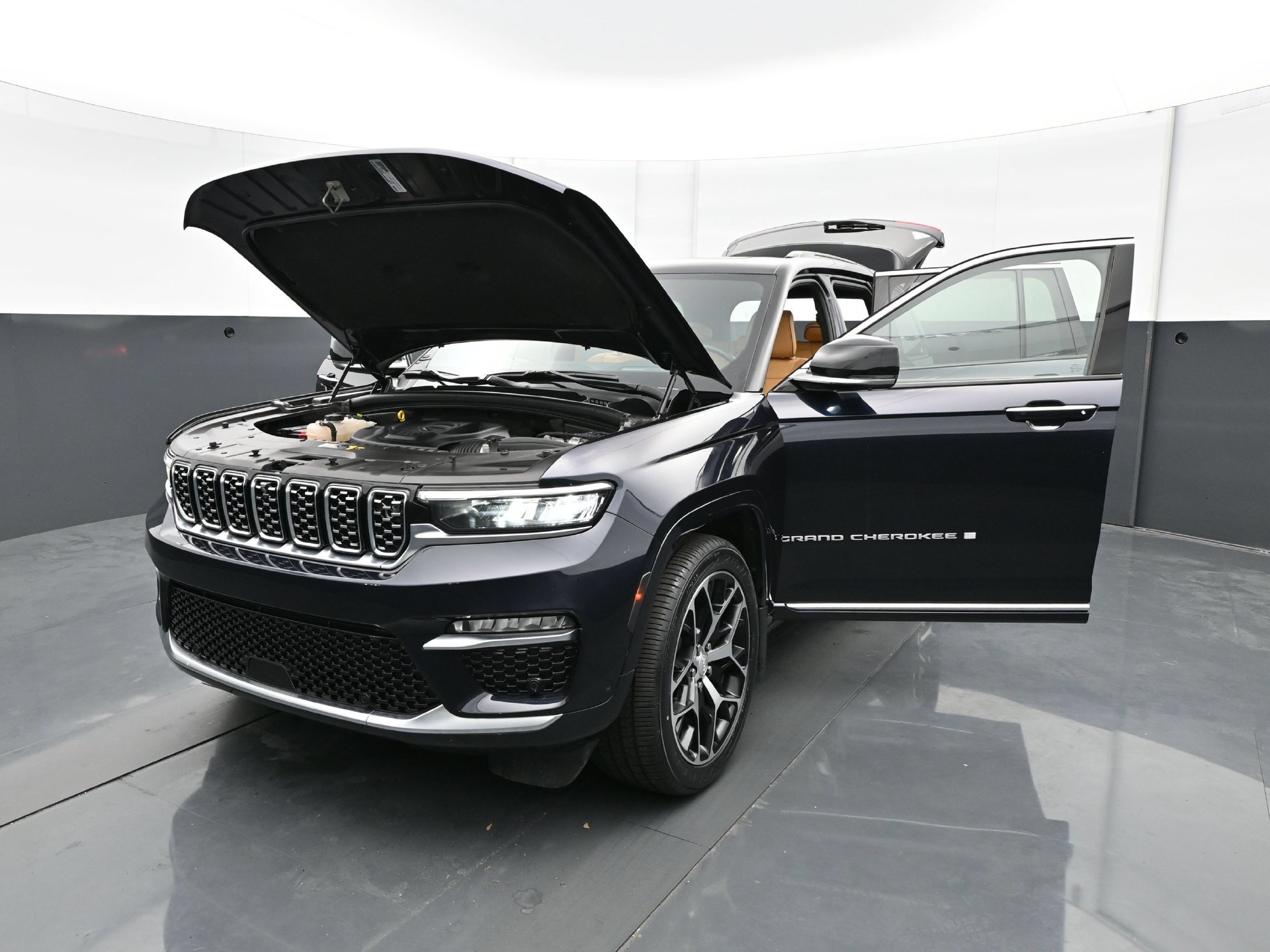 Used 2024 Jeep Grand Cherokee Summit AWD/4WD image 32