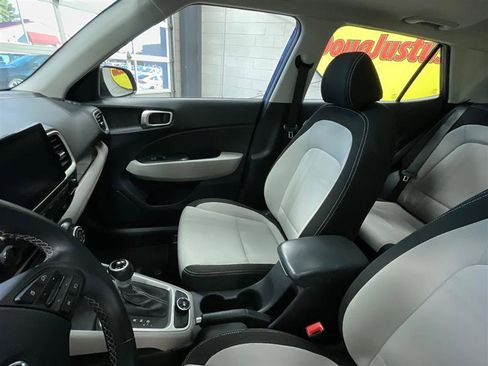 Used 2024 Hyundai Venue SEL image 12