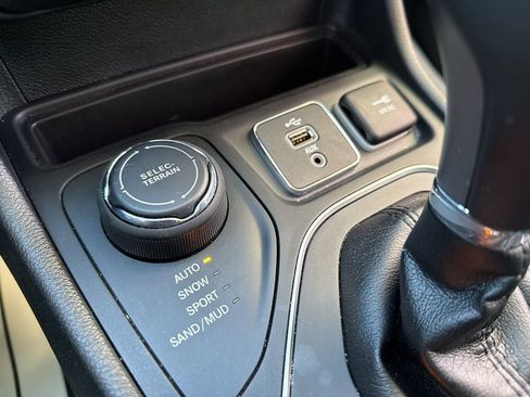 Used 2019 Jeep Cherokee Latitude Plus w/ Cold Weather Group image 21