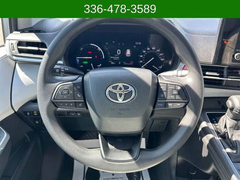 Used 2025 Toyota Sienna LE w/ LE Plus Package FWD image 14