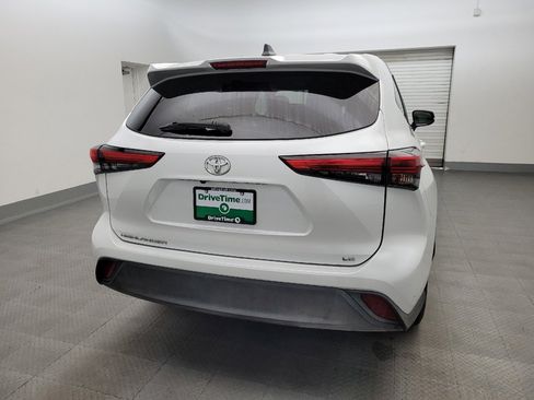 Used 2022 Toyota Highlander LE FWD image 7