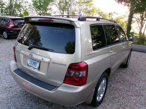 Used 2004 Toyota Highlander 4WD V6 w/ 3rd Row image 16