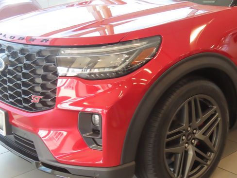 Used 2025 Ford Explorer ST AWD/4WD image 3
