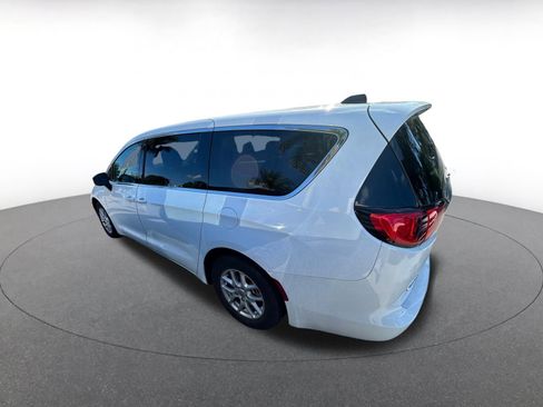 Used 2022 Chrysler Voyager LX image 5