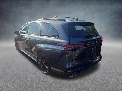 Used 2025 Toyota Sienna XSE FWD image 5