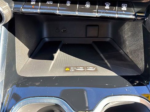 Certified 2025 Chevrolet Traverse LT image 27