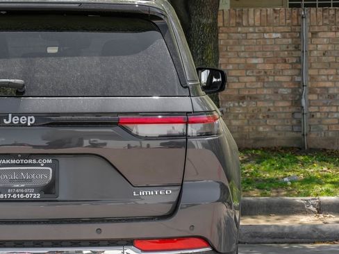 Used 2022 Jeep Grand Cherokee Limited image 60