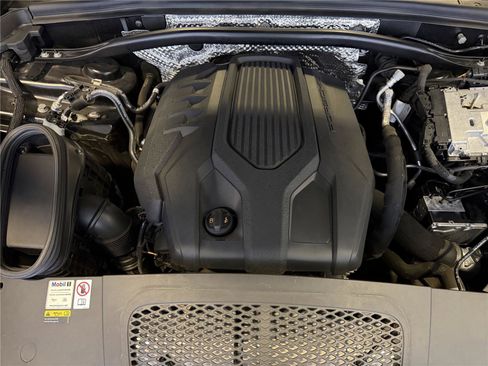 Certified 2023 Porsche Macan image 27