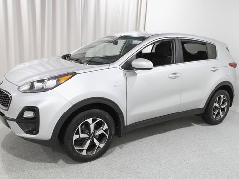 Used 2022 Kia Sportage LX image 3