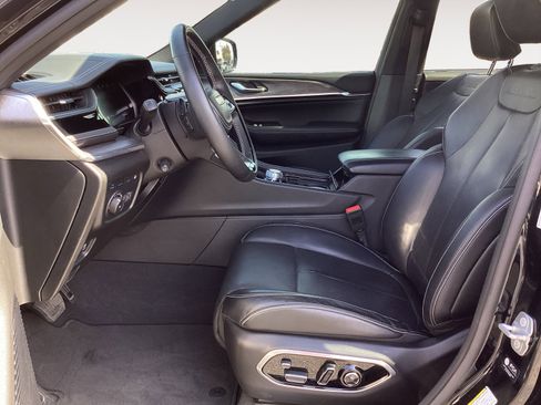 Used 2023 Jeep Grand Cherokee Overland w/ Advanced Protech Group III image 27