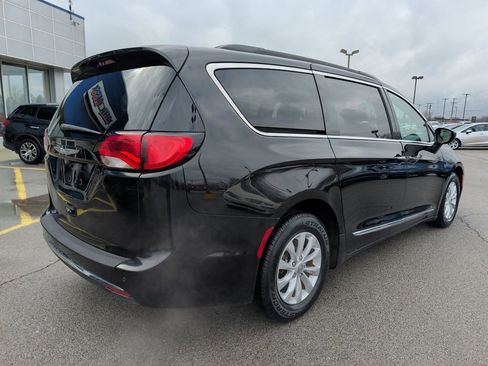 Used 2017 Chrysler Pacifica Touring-L image 7