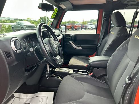 Used 2015 Jeep Wrangler Unlimited Sahara w/ Dual Top Group AWD/4WD image 18