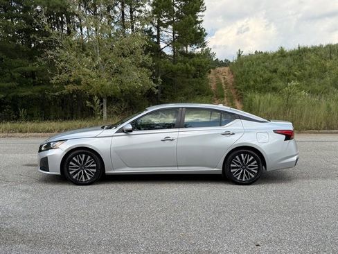 Used 2023 Nissan Altima 2.5 SV image 2