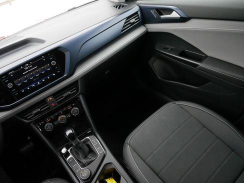 Certified 2024 Volkswagen Taos SE image 11