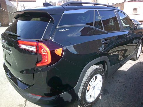 Used 2022 GMC Terrain SLE w/ Driver Convenience Package image 6