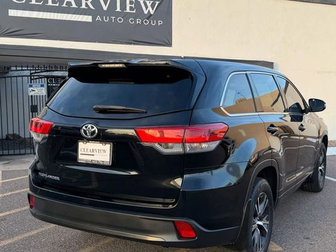 Used 2017 Toyota Highlander LE image 11