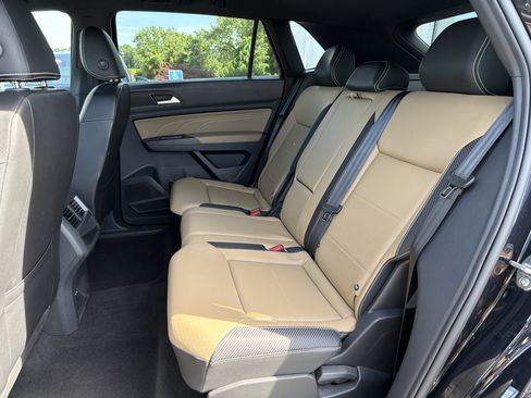 Certified 2023 Volkswagen Atlas Cross Sport SE w/ Panoramic Sunroof Package AWD/4WD image 23