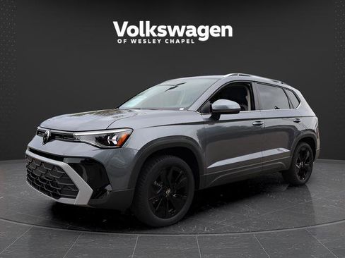 Certified 2025 Volkswagen Taos SE FWD image 3