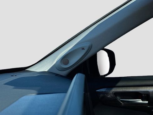 Used 2024 Toyota Highlander Platinum image 36