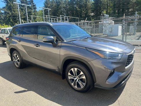 Used 2022 Toyota Highlander XLE AWD/4WD image 3