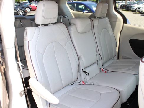 Used 2017 Chrysler Pacifica Limited FWD image 21