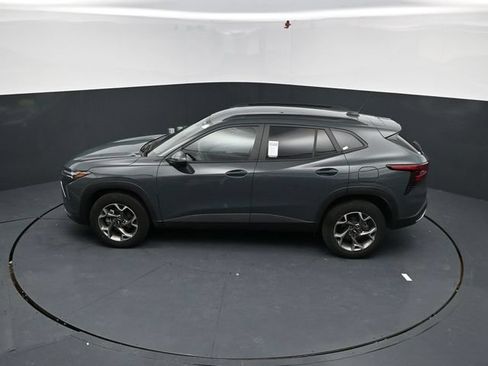 Used 2025 Chevrolet Trax LT FWD image 38