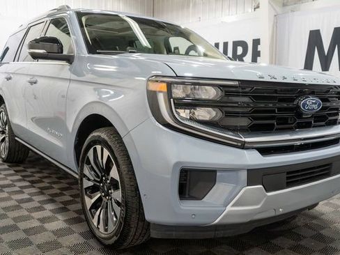 Used 2025 Ford Expedition Platinum w/ Driver's Package AWD/4WD image 4