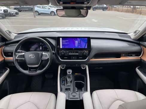 Used 2024 Toyota Grand Highlander Limited image 12
