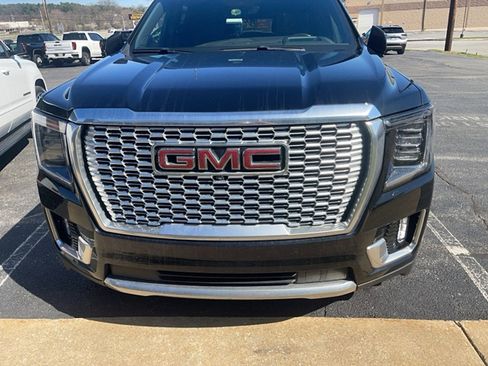 Used 2023 GMC Yukon XL Denali w/ Advanced Technology Package image 3