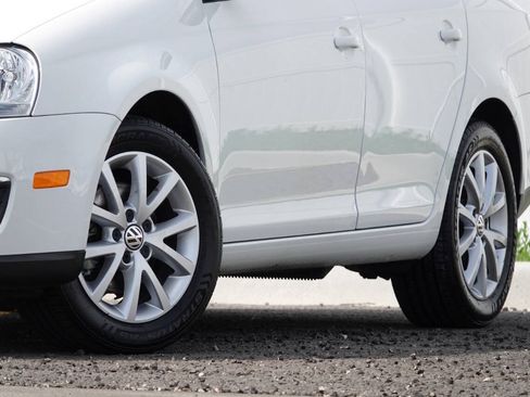 Used 2010 Volkswagen Jetta Limited Edition FWD image 12