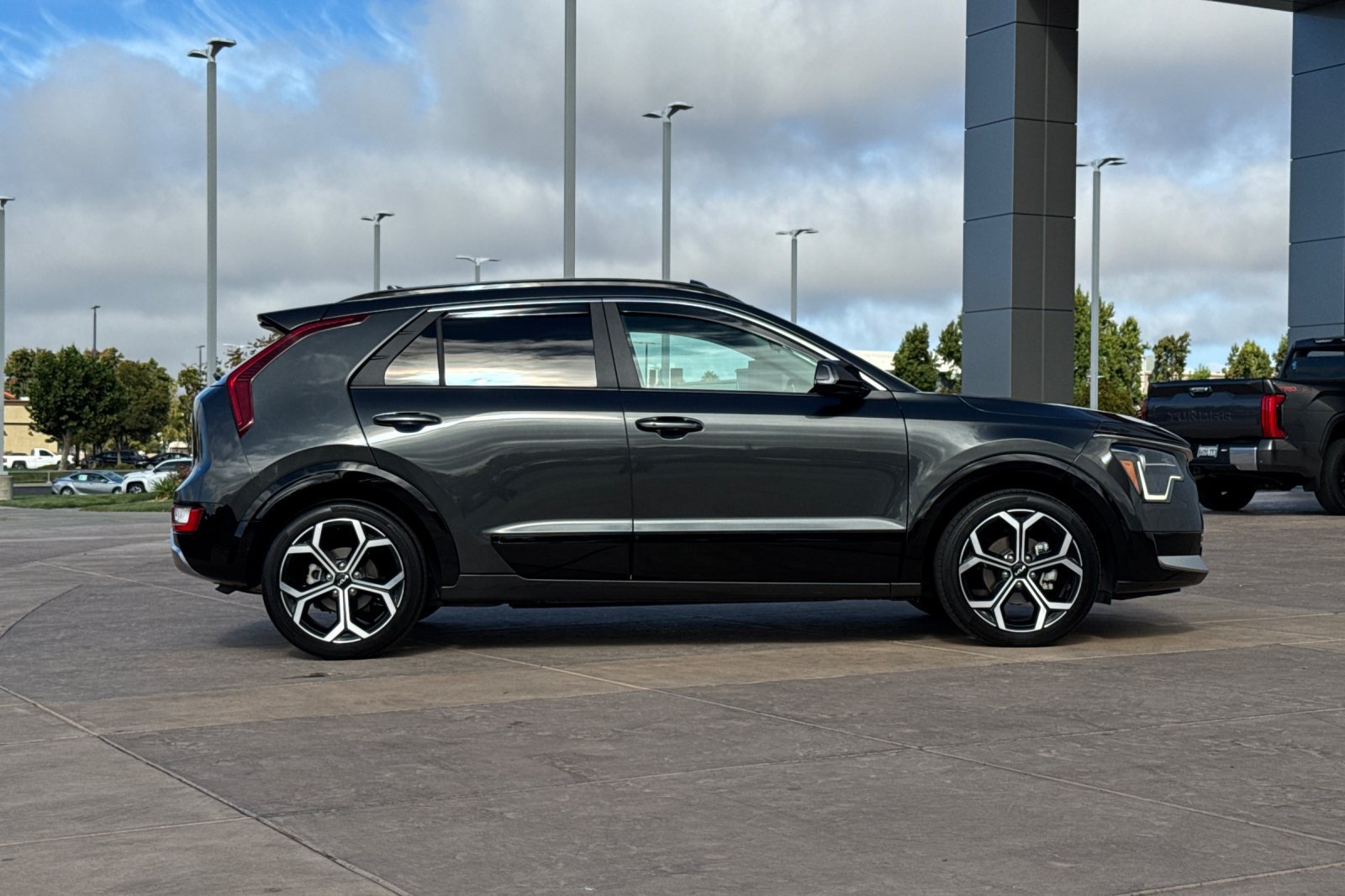 Used 2024 Kia Niro EX Touring FWD image 3