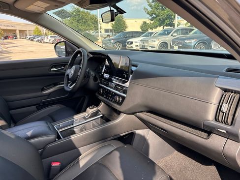 Used 2025 Nissan Pathfinder SL FWD image 15