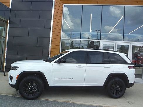 Certified 2024 Jeep Grand Cherokee Altitude AWD/4WD image 2