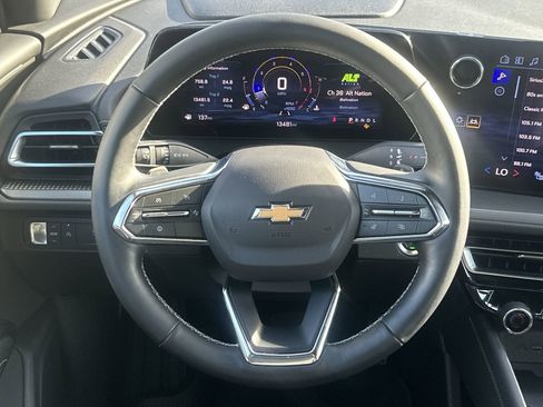 Used 2025 Chevrolet Traverse LT image 19