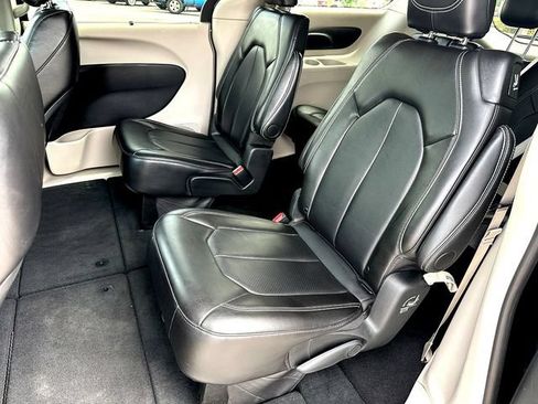 Used 2024 Chrysler Pacifica Touring-L FWD image 18