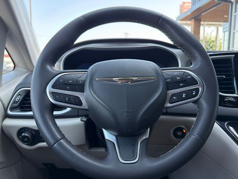 Used 2023 Chrysler Pacifica Touring-L FWD image 25