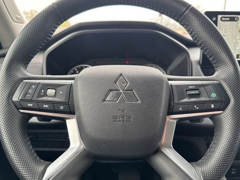 Used 2025 Mitsubishi Outlander SE image 25