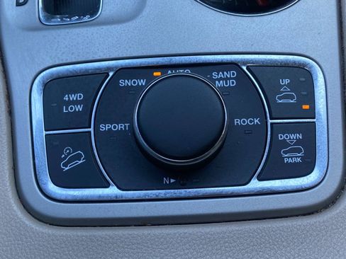 Used 2013 Jeep Grand Cherokee Overland AWD/4WD image 32