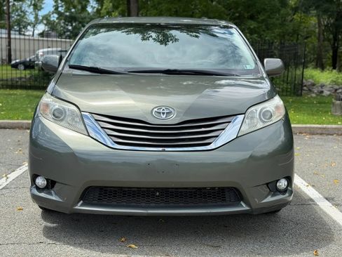 Used 2014 Toyota Sienna XLE AWD/4WD image 2