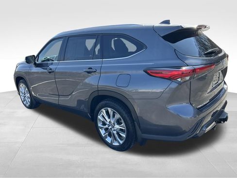 Used 2023 Toyota Highlander Limited image 4