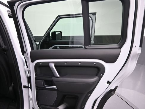 Used 2022 Land Rover Defender 110 V8 AWD/4WD image 13