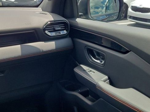 Certified 2025 Honda Pilot TrailSport image 4