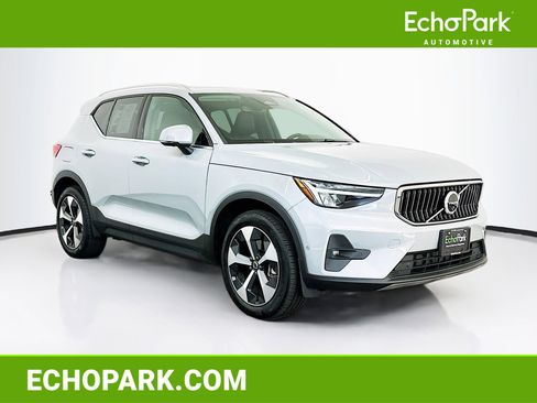 Used 2025 Volvo XC40 B5 Plus image 1