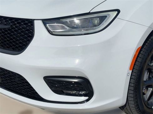 New 2026 Chrysler Pacifica Limited image 11