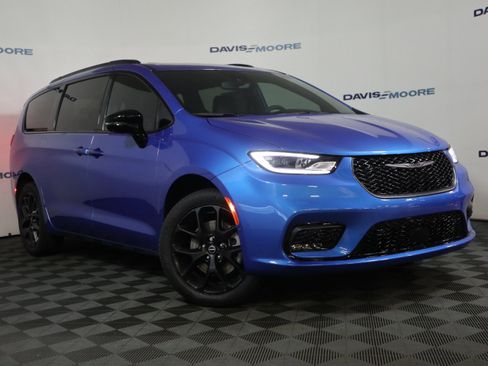 New 2026 Chrysler Pacifica Limited w/ S Appearance Package image 2