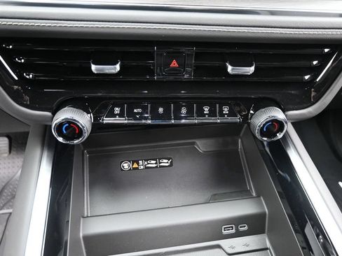 New 2026 Chevrolet Suburban Premier w/ Sun And Tow Package AWD/4WD image 22