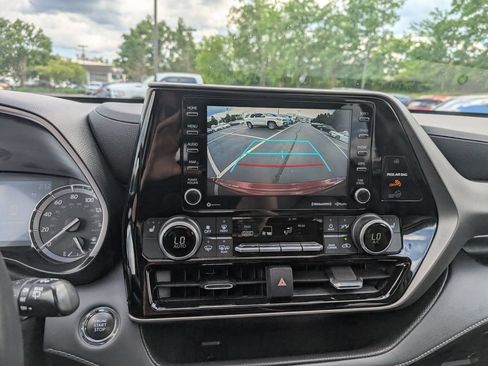 Used 2022 Toyota Highlander XLE AWD/4WD image 28