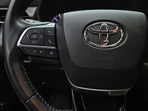 Used 2021 Toyota Highlander LE FWD image 21